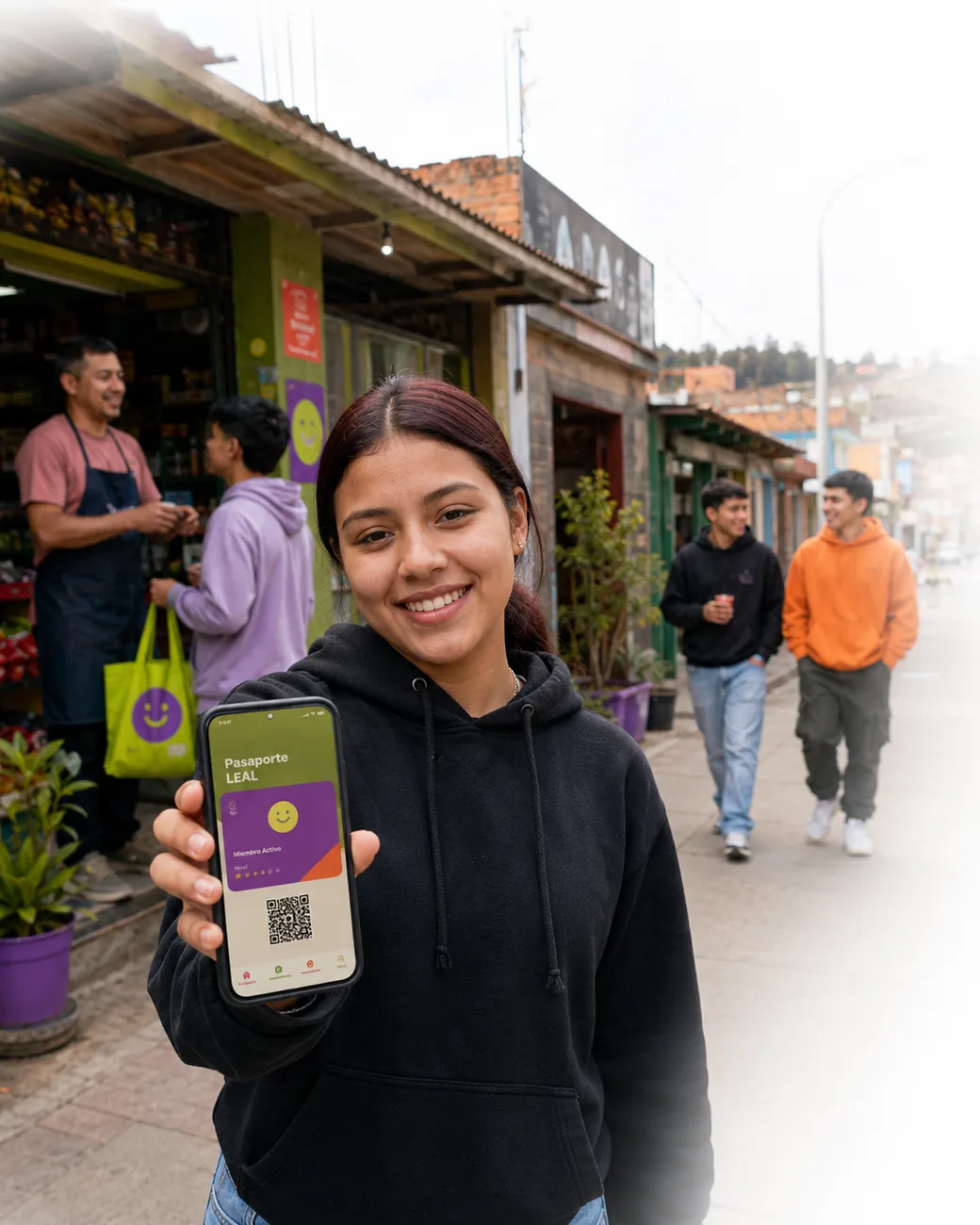 Joven del barrio mostrando su pasaporte digital LEAL