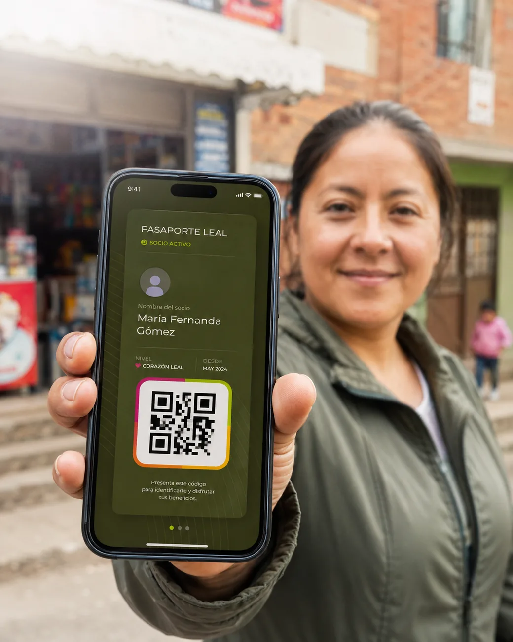 Integrante de Club LEAL muestra la propuesta de pasaporte digital